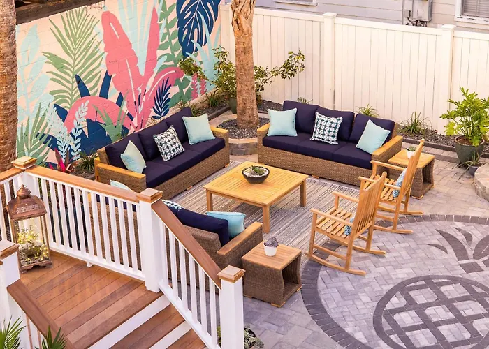 Charming Secluded Courtyard - 1 Block To King