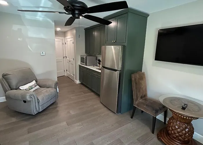 Cozy Couples Retreat 10 Minutes To Beach & Downtown