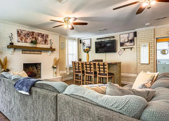 Screened Porch + Patio: Spacious Charleston Home!
