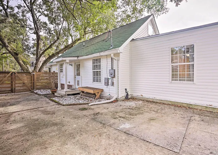 Cozy Home W/ Yard ~ 9 Mi To Dtwn Charleston!
