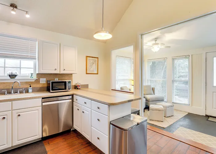 Cozy Home W/ Yard ~ 9 Mi To Dtwn Charleston!